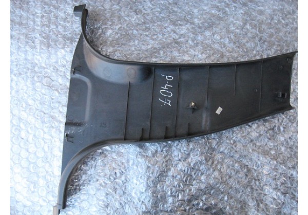 обшивка стійки,центральна нижня права,Peugeot 407,1.6hdi,9645431377